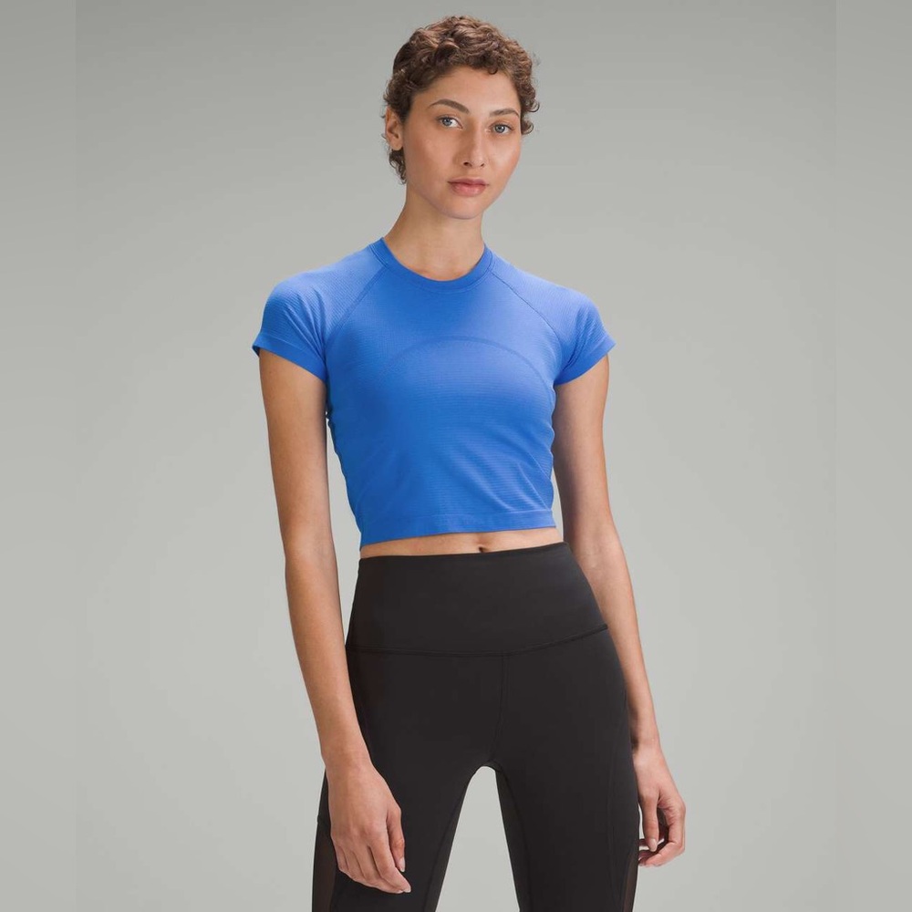 D - Lululemon Swiftly Tech Cropped Short-Sleeve Shirt 2.0
Pipe Dream Blue